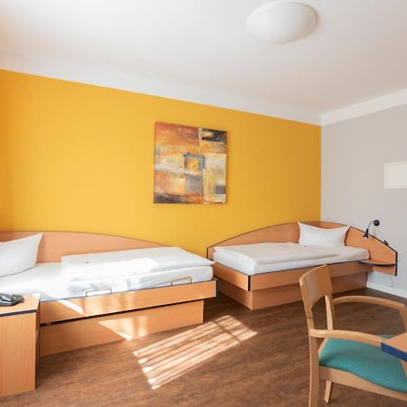 Hotel Mit-Mensch Berlin Bagian luar foto