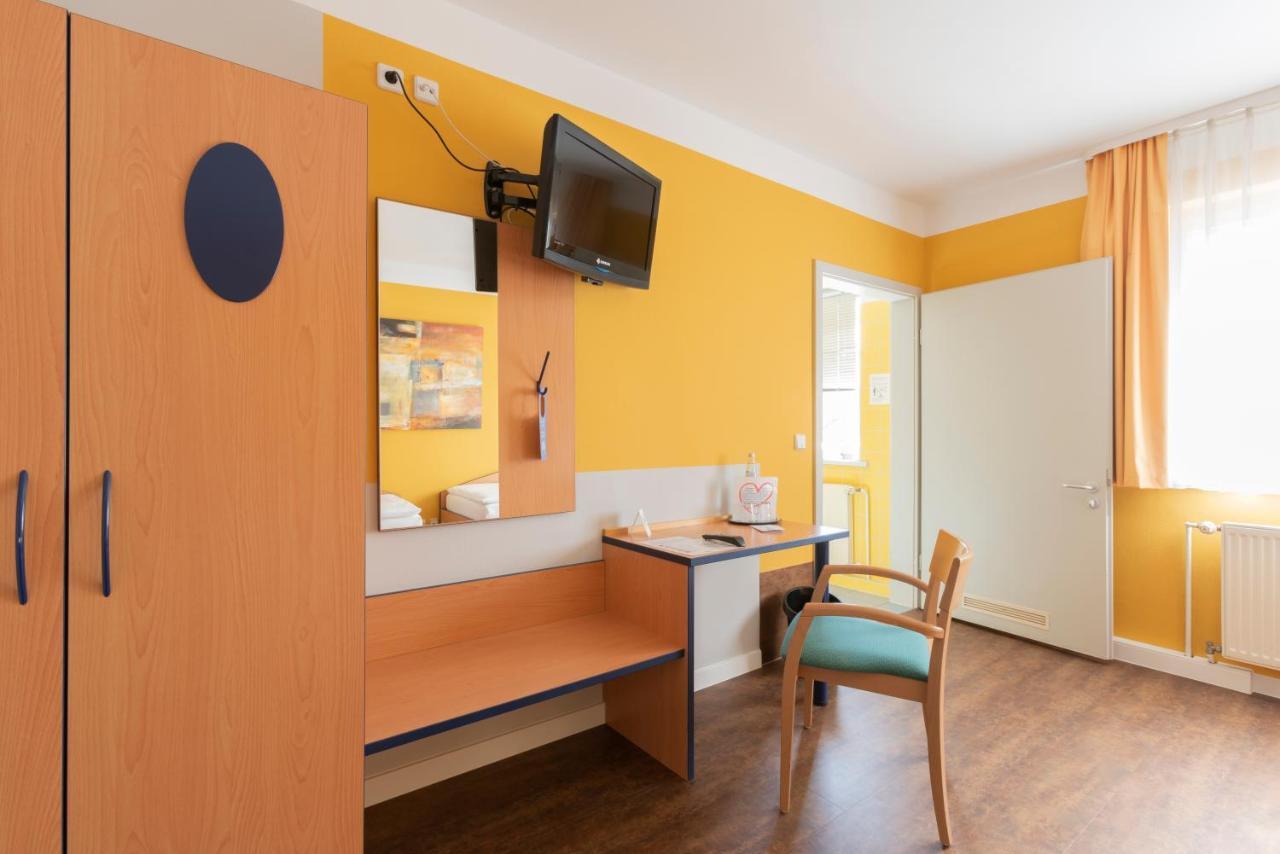 Hotel Mit-Mensch Berlin Bagian luar foto