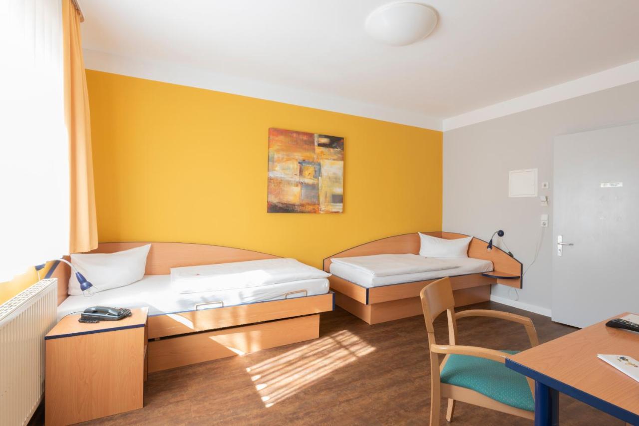 Hotel Mit-Mensch Berlin Bagian luar foto