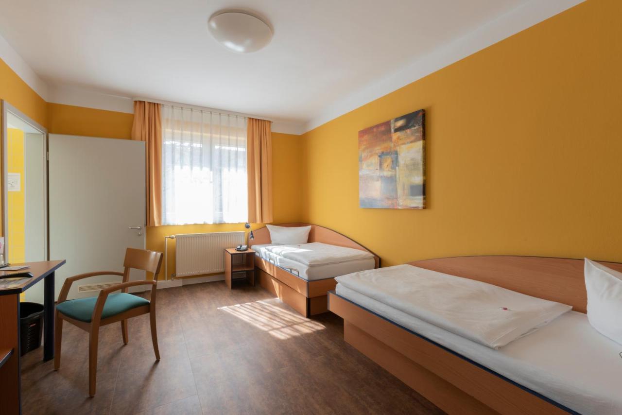 Hotel Mit-Mensch Berlin Bagian luar foto