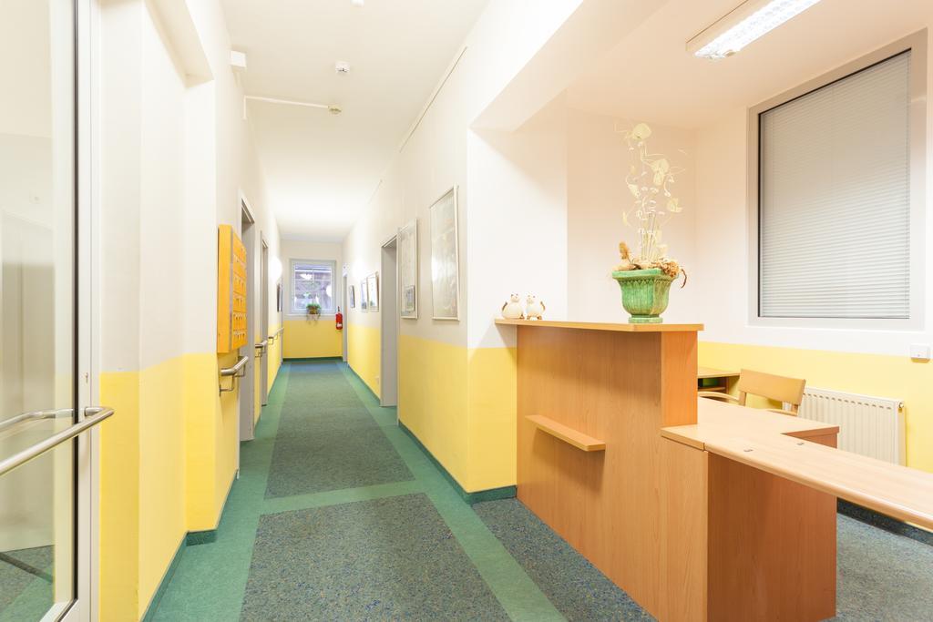 Hotel Mit-Mensch Berlin Bagian luar foto