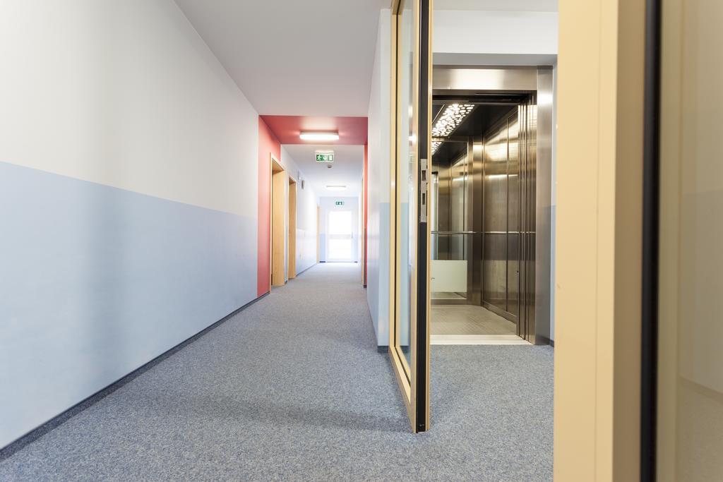 Hotel Mit-Mensch Berlin Bagian luar foto