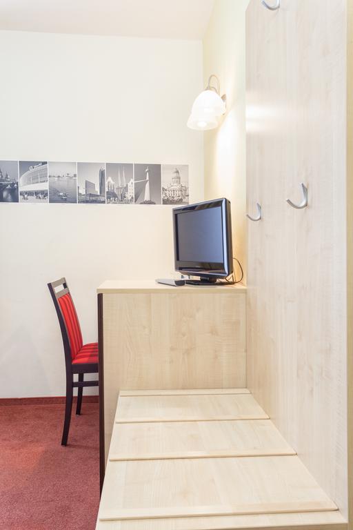 Hotel Mit-Mensch Berlin Bagian luar foto