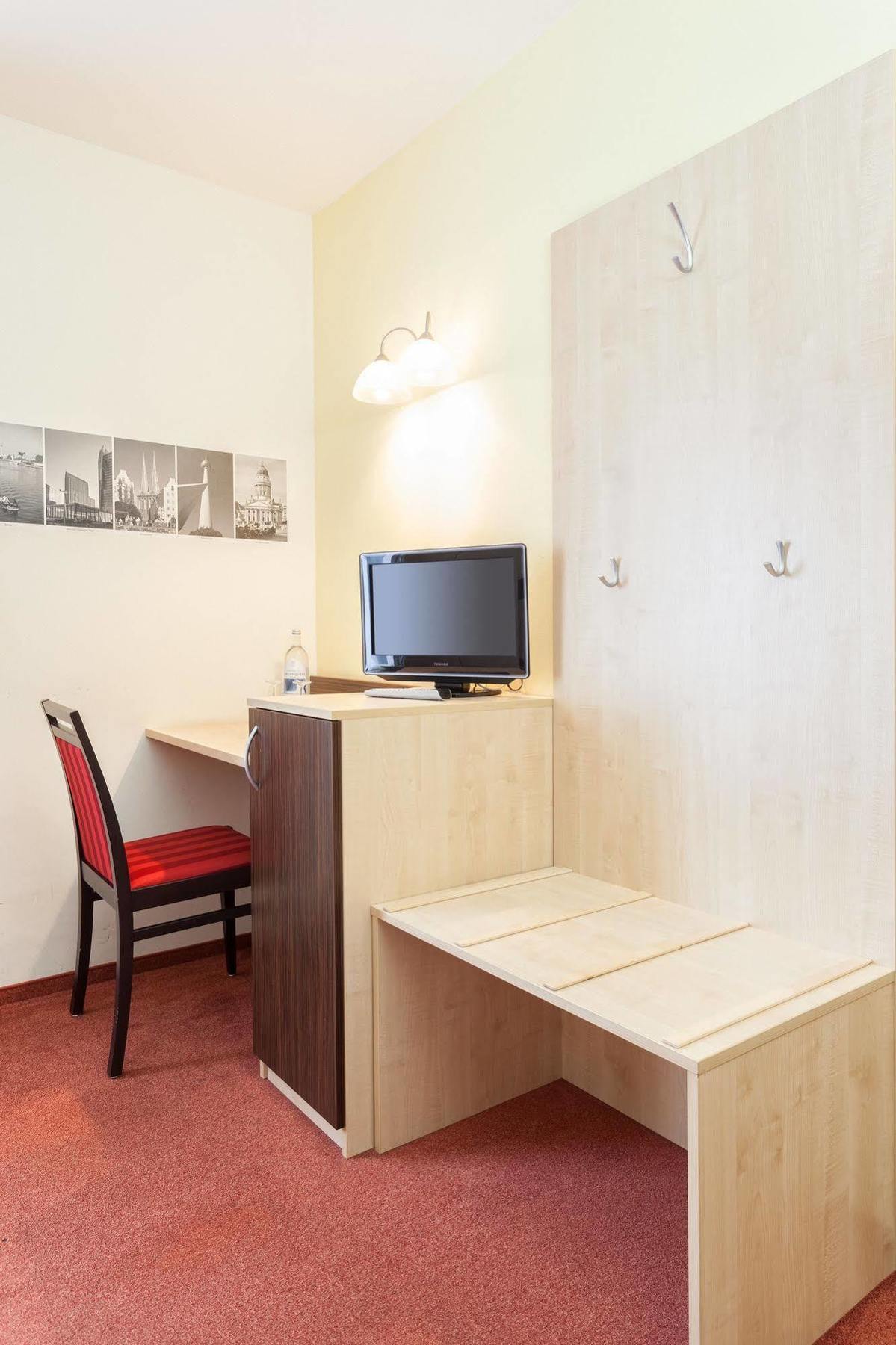 Hotel Mit-Mensch Berlin Bagian luar foto