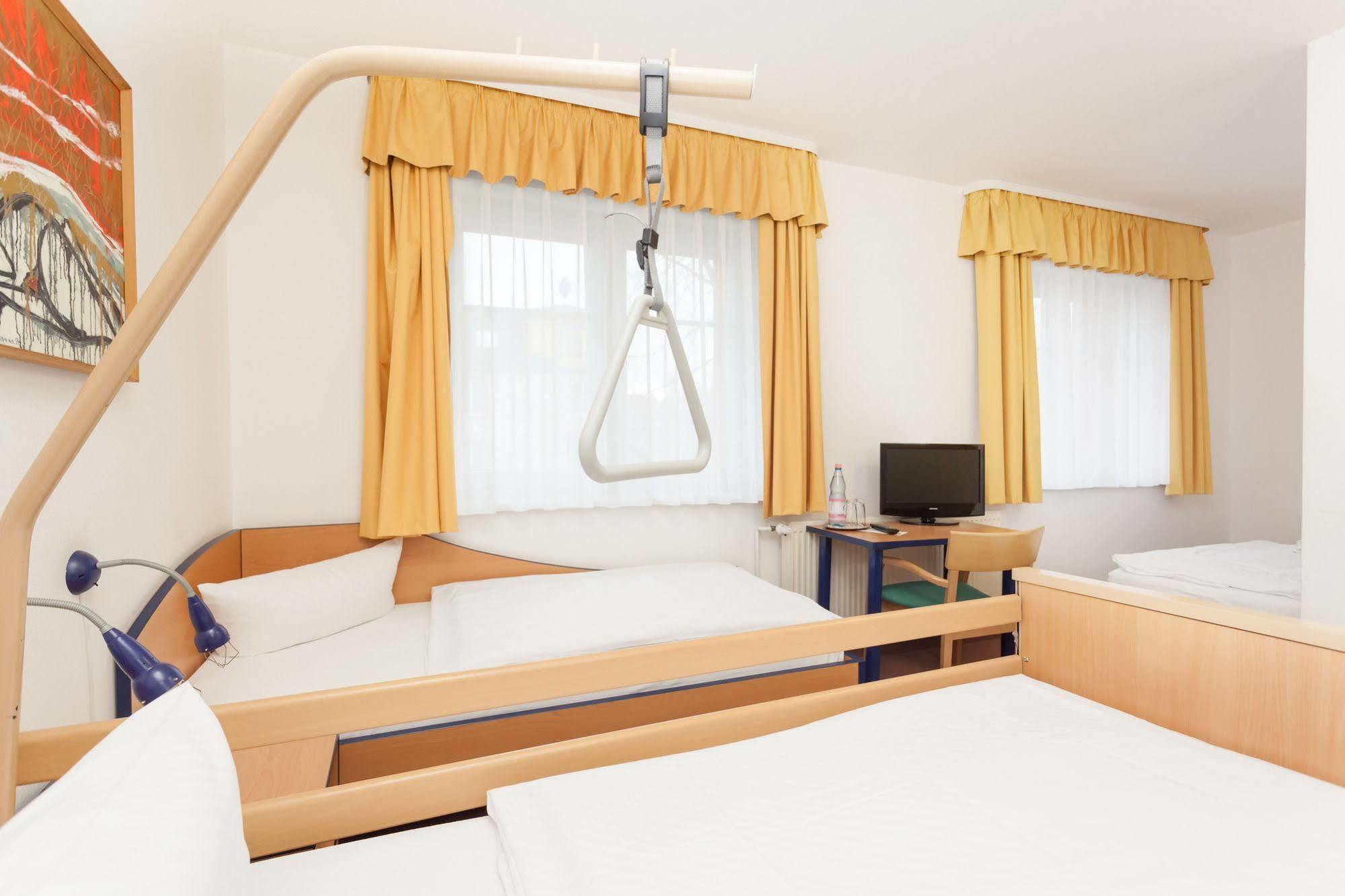 Hotel Mit-Mensch Berlin Bagian luar foto