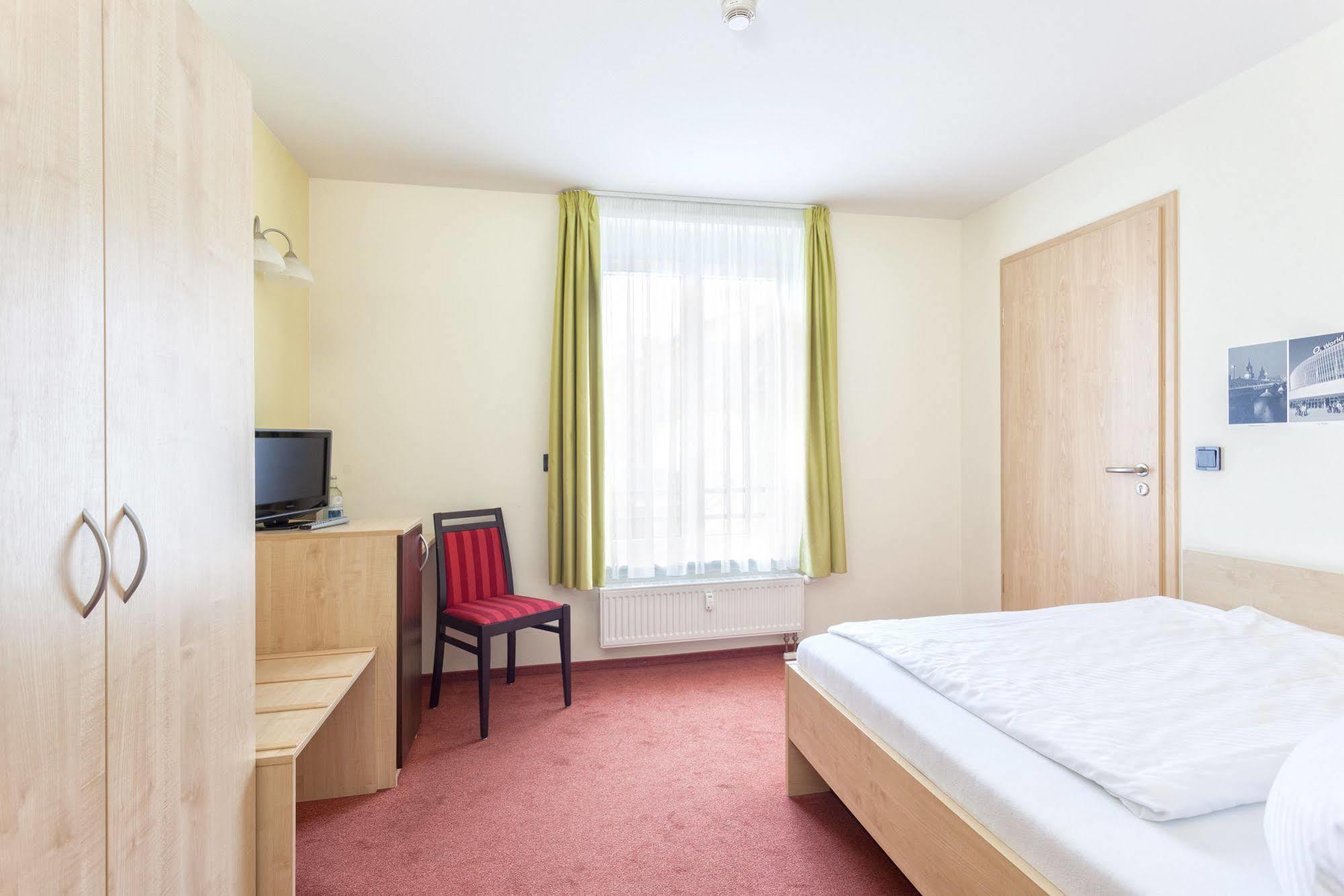 Hotel Mit-Mensch Berlin Bagian luar foto