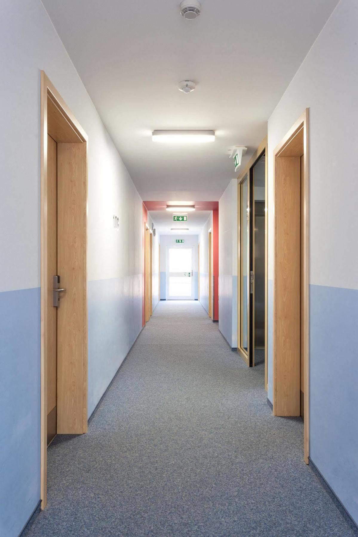 Hotel Mit-Mensch Berlin Bagian luar foto