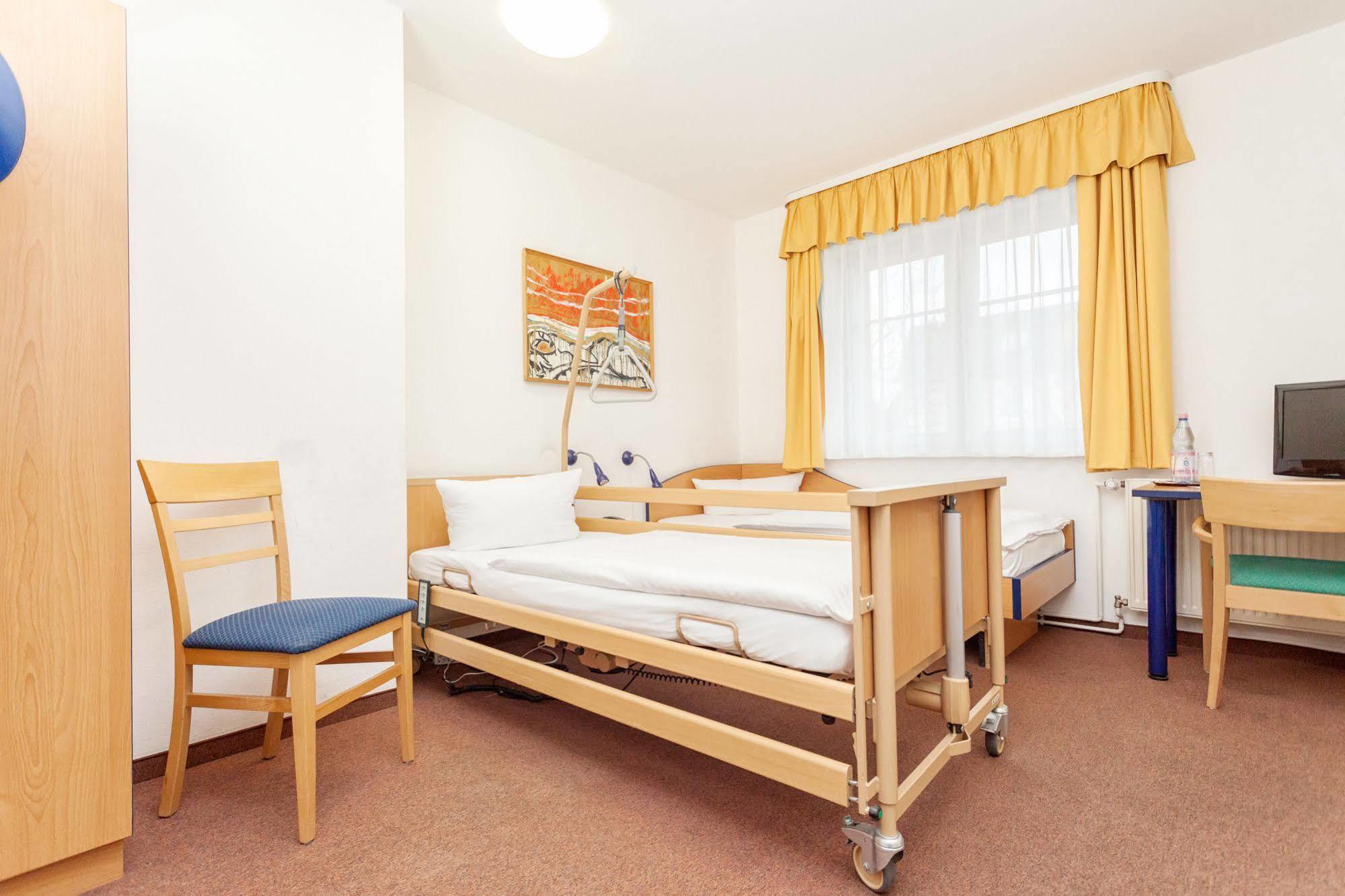 Hotel Mit-Mensch Berlin Bagian luar foto