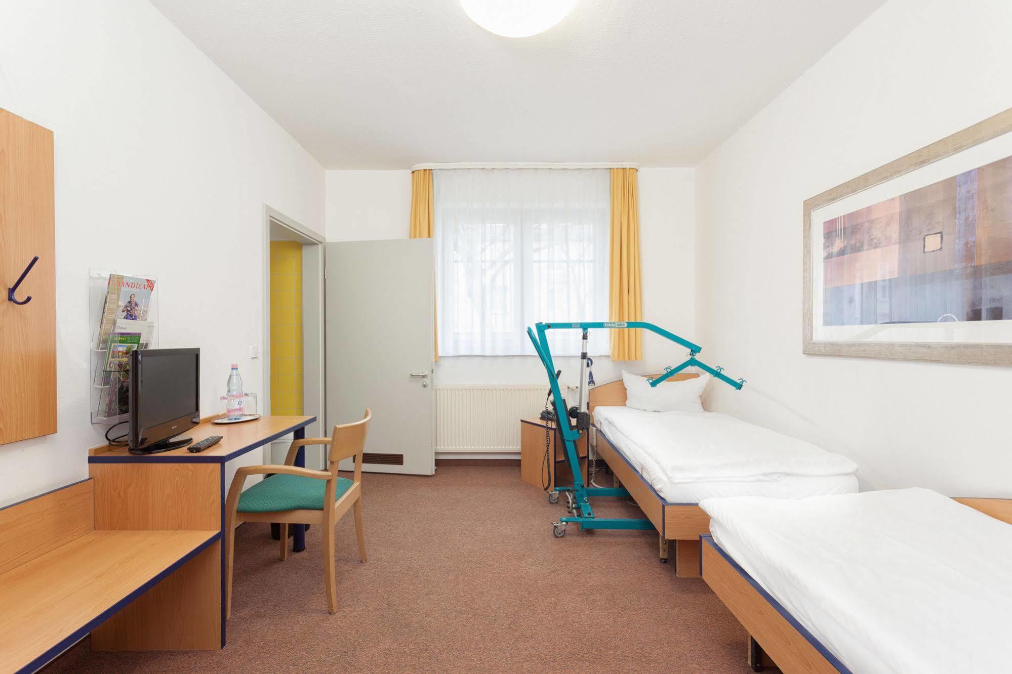 Hotel Mit-Mensch Berlin Bagian luar foto