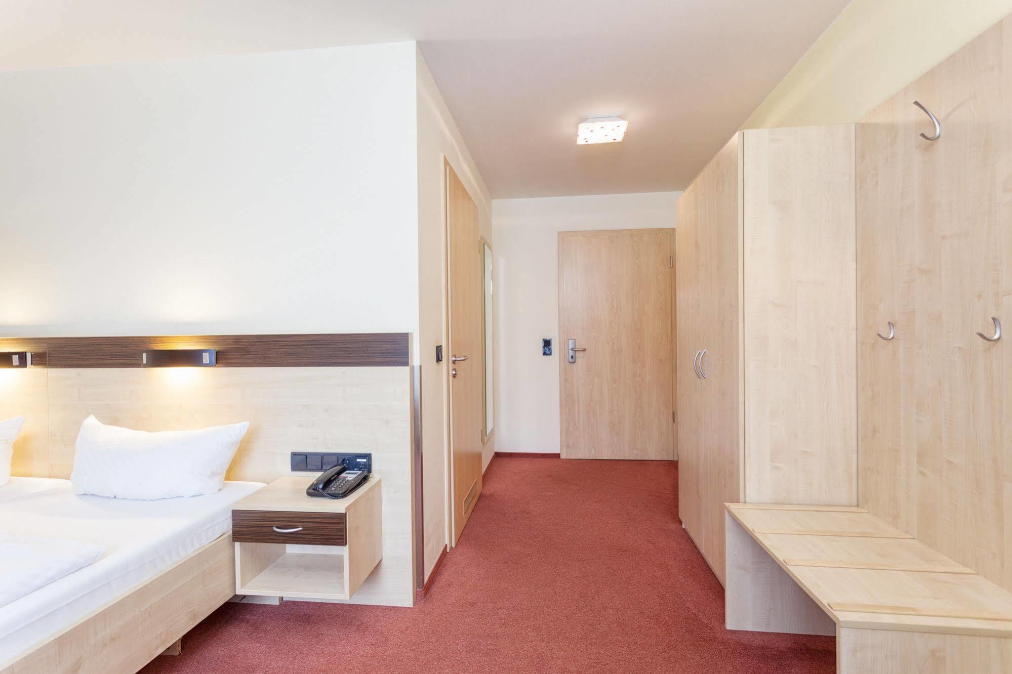 Hotel Mit-Mensch Berlin Bagian luar foto