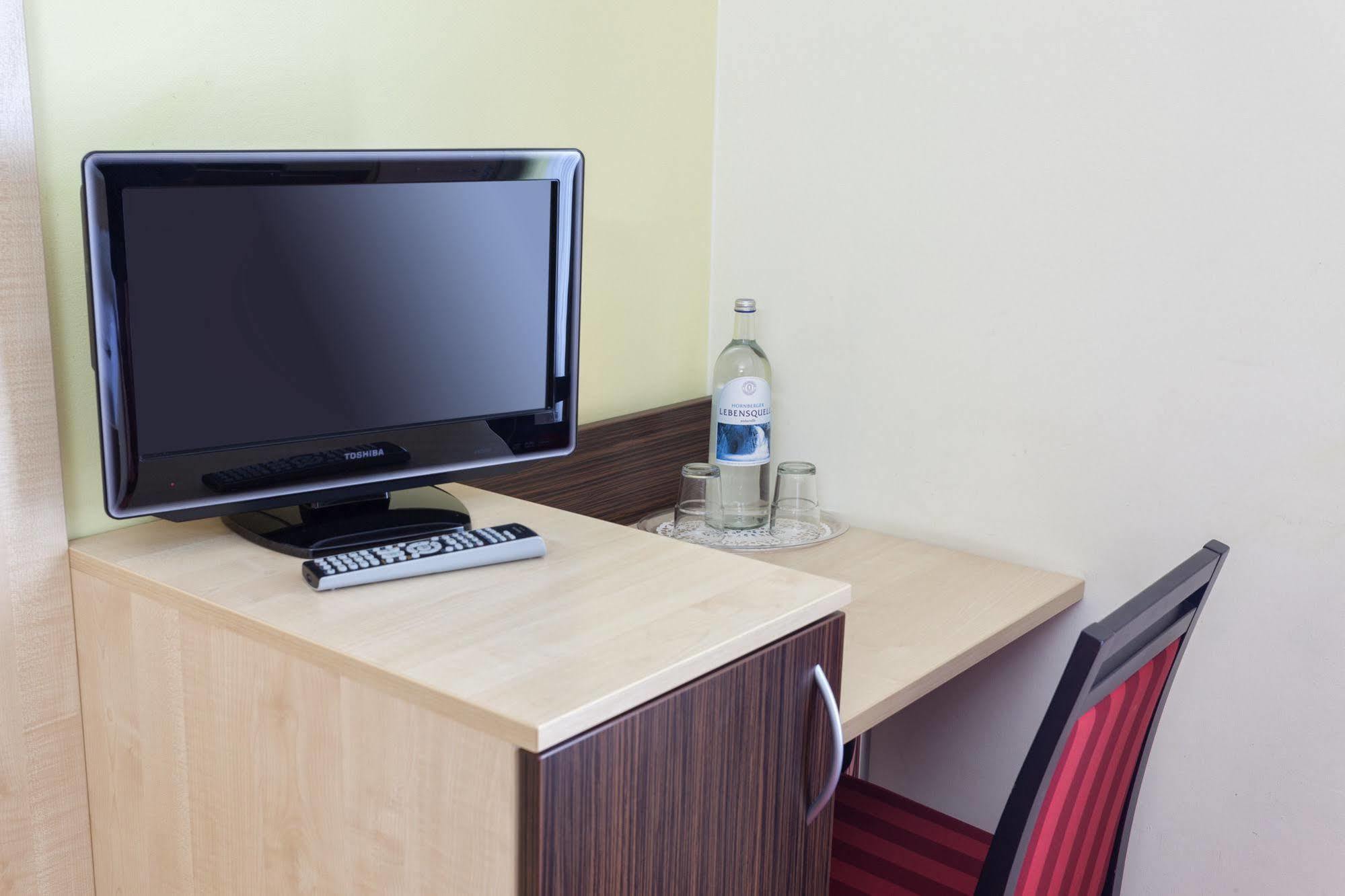 Hotel Mit-Mensch Berlin Bagian luar foto
