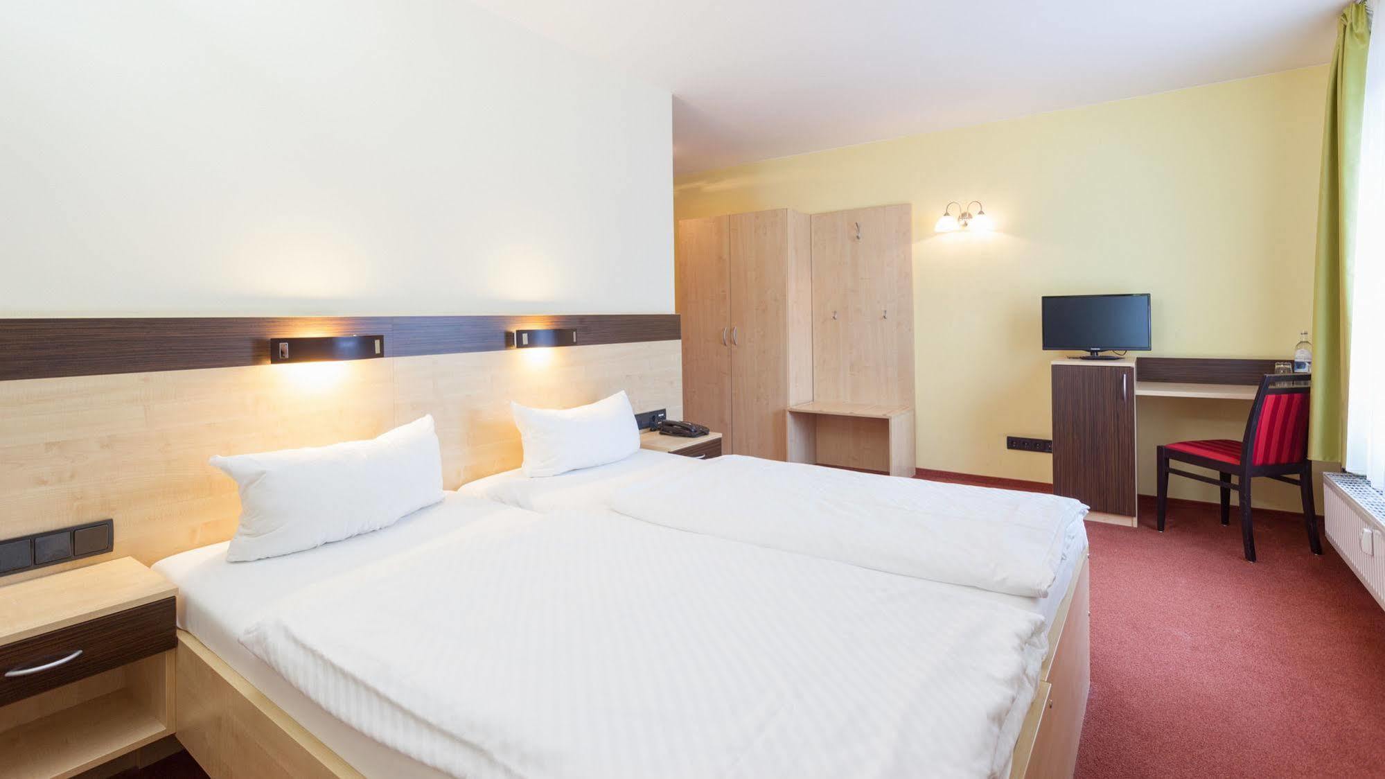 Hotel Mit-Mensch Berlin Bagian luar foto